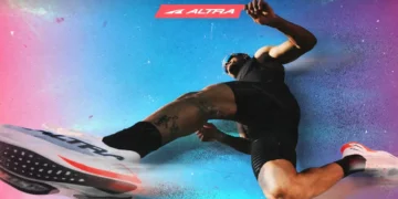 Läufer mit Altra-Laufschuhen vor einem pink-blauen Hintergrund und ALTRA-Logo.
