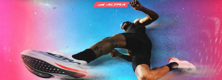 Läufer mit Altra-Laufschuhen vor einem pink-blauen Hintergrund und ALTRA-Logo.