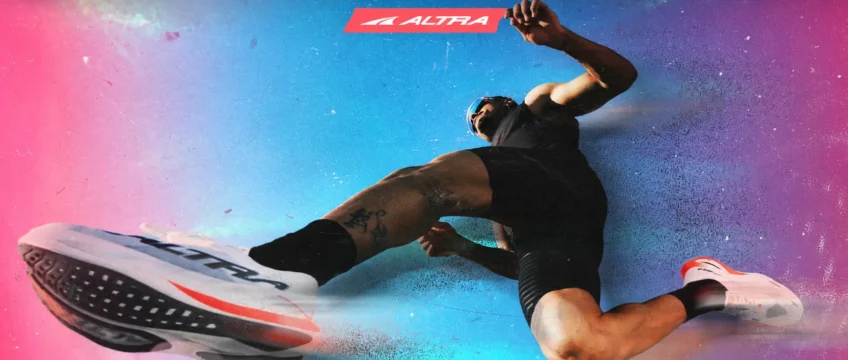 Läufer mit Altra-Laufschuhen vor einem pink-blauen Hintergrund und ALTRA-Logo.