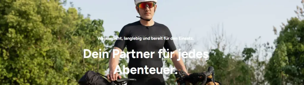 Radfahrer mit wasserdichten Fahrradtaschen im Freien – Dein Partner für jedes Abenteuer