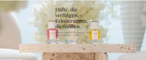 Elegante Parfümflaschen auf einer stilvollen Ablage.