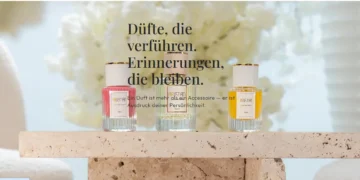 Elegante Parfümflaschen auf einer stilvollen Ablage.