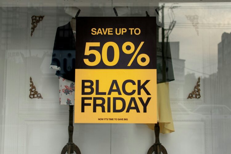 Black Friday Gutscheine 2026: Schild mit Black Friday Rabatt, Rabattcodes und Angebote bei DealGutschein