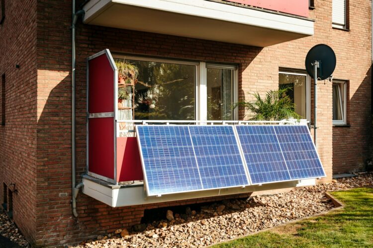 Balkonkraftwerk an einem Stadtbalkon: Powerstation und Solar Gutscheine bei DealGutschein