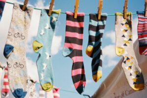 Unterwäsche Gutscheine: bunte Socken an einer Wäscheleine, Basics günstiger kaufen