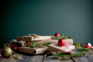 Weihnachten Gutscheine 2026: Geschenkboxen mit roten Christbaumkugeln, Geschenke günstiger kaufen